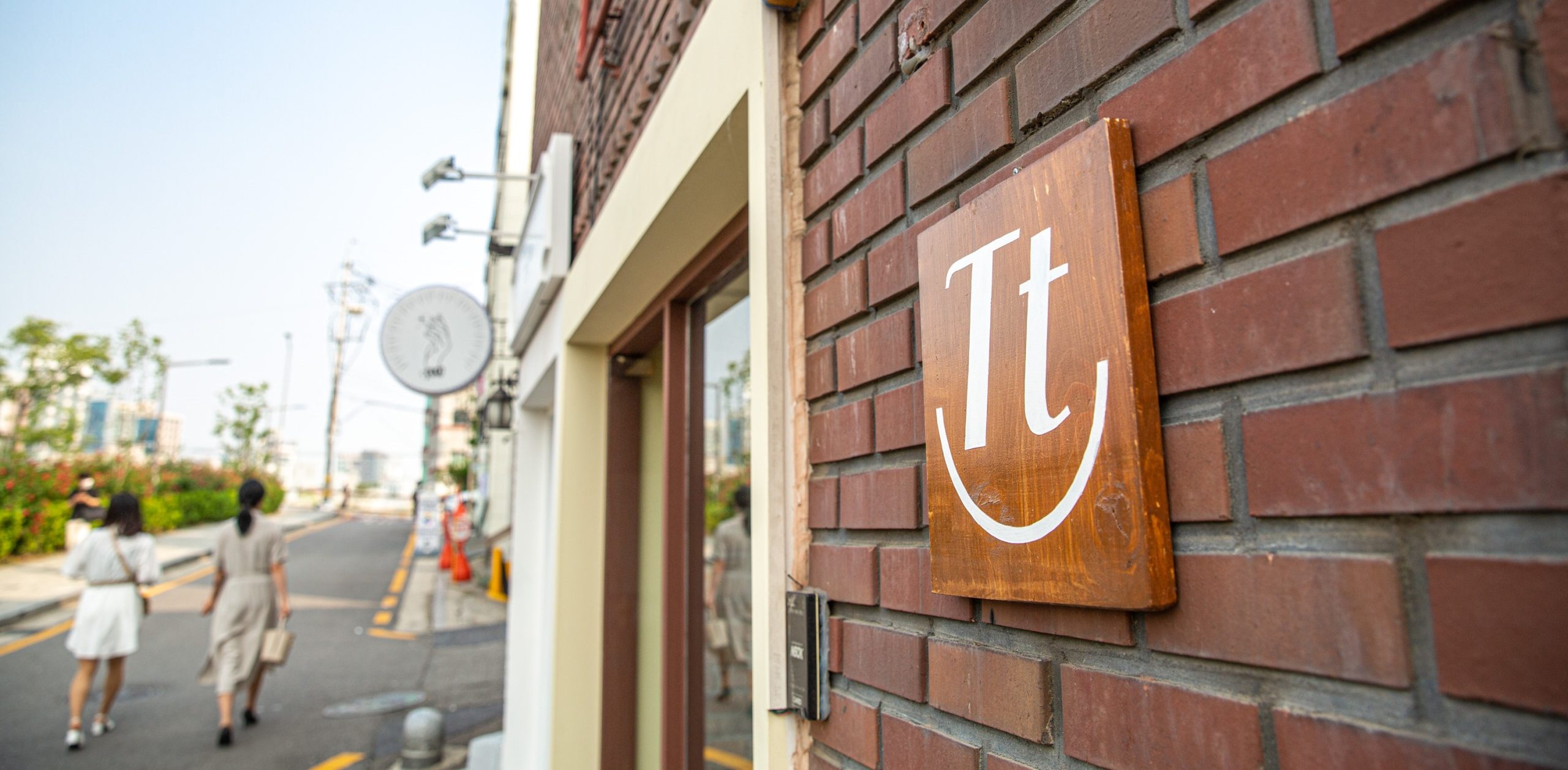 327. Turntable coffee bar